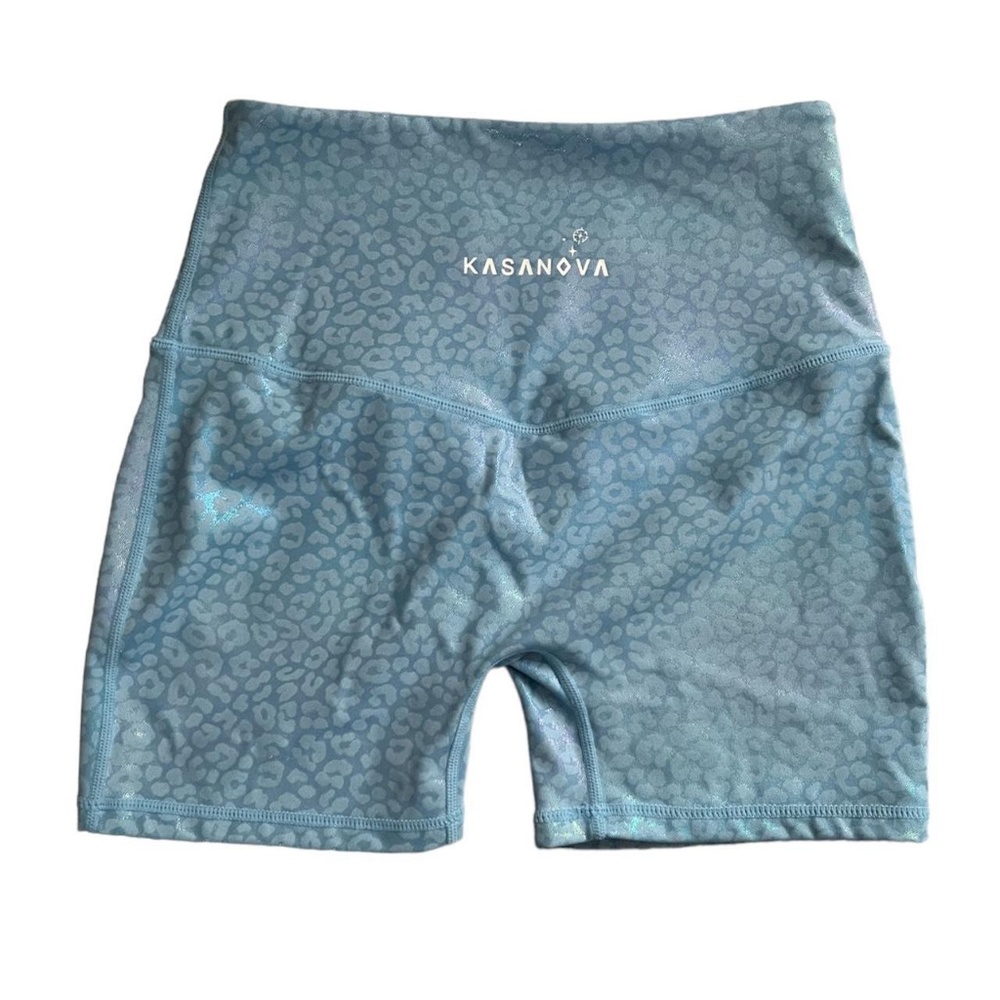 Super cute holographic cheetah workout shorts🌟
